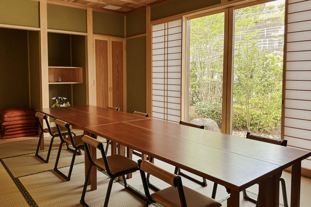 控室12畳の和室の横にはシャワー・洗面室があり、宿泊も可能です。