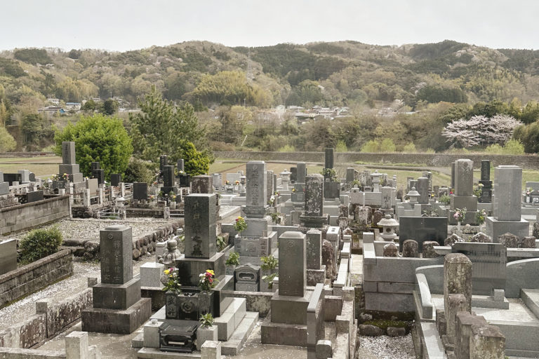 墓地（テラスより）